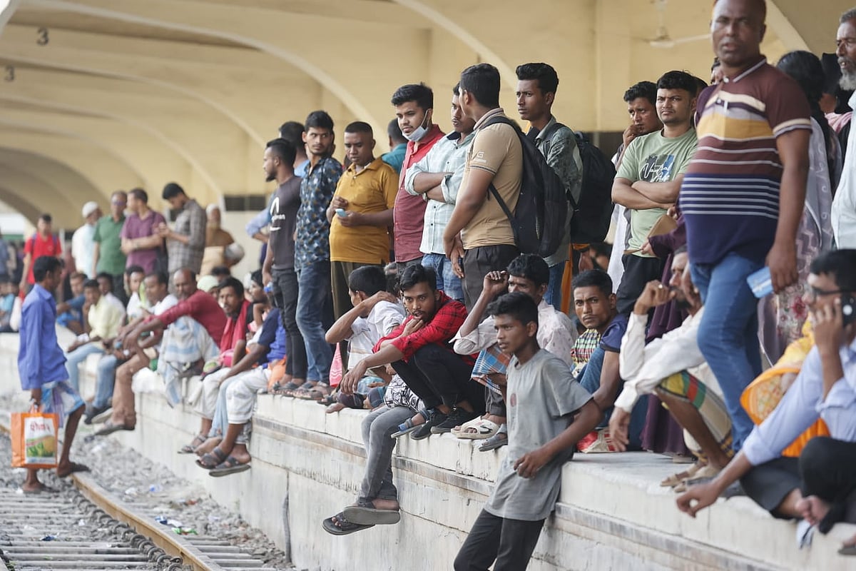 অবরোধের কারণে নির্দিষ্ট সময়ে ছেড়ে যায়নি ট্রেন। তাই দুর্ভোগে পড়েন যাত্রীরা