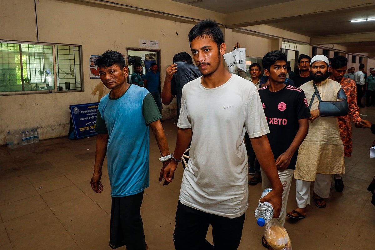 শুনানির জন্য আদালতে আনা হয় রমজান শেখসহ (সাদা টি–শার্ট) অন্যদের। গত রোববার চট্টগ্রাম আদালত প্রাঙ্গণে