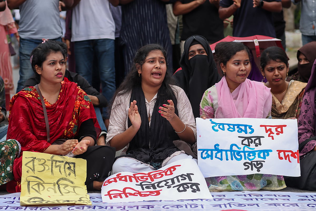 বরিশাল বিশ্ববিদ্যালয়ের একাডেমিক ভবনের নিচতলায় মানববন্ধন ও সমাবেশের মাধ্যমে কর্মসূচি শুরু করেন আন্দোলনকারী শিক্ষার্থীরা