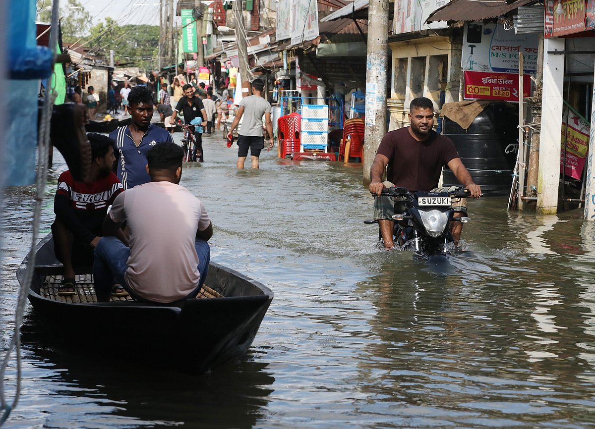 সিলেটের ফেঞ্চুগঞ্জ বাজারের প্রধান সড়ক ডুবে যাওয়ায় নৌকায় চলাচল করছেন স্থানীয় বাসিন্দারা। গতকাল দুপুরে মধ্যবাজার এলাকায়