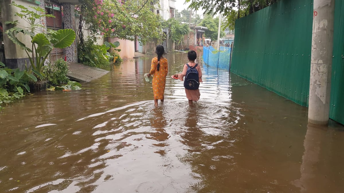 রোববারের বৃষ্টিতে একদিন পরও জলাবদ্ধ বাগেরহাট পৌরসভার খারদ্বার এলাকার সড়কটি। সোমবার দুপুরে শহরের খারদ্বার স্কুল রোডে