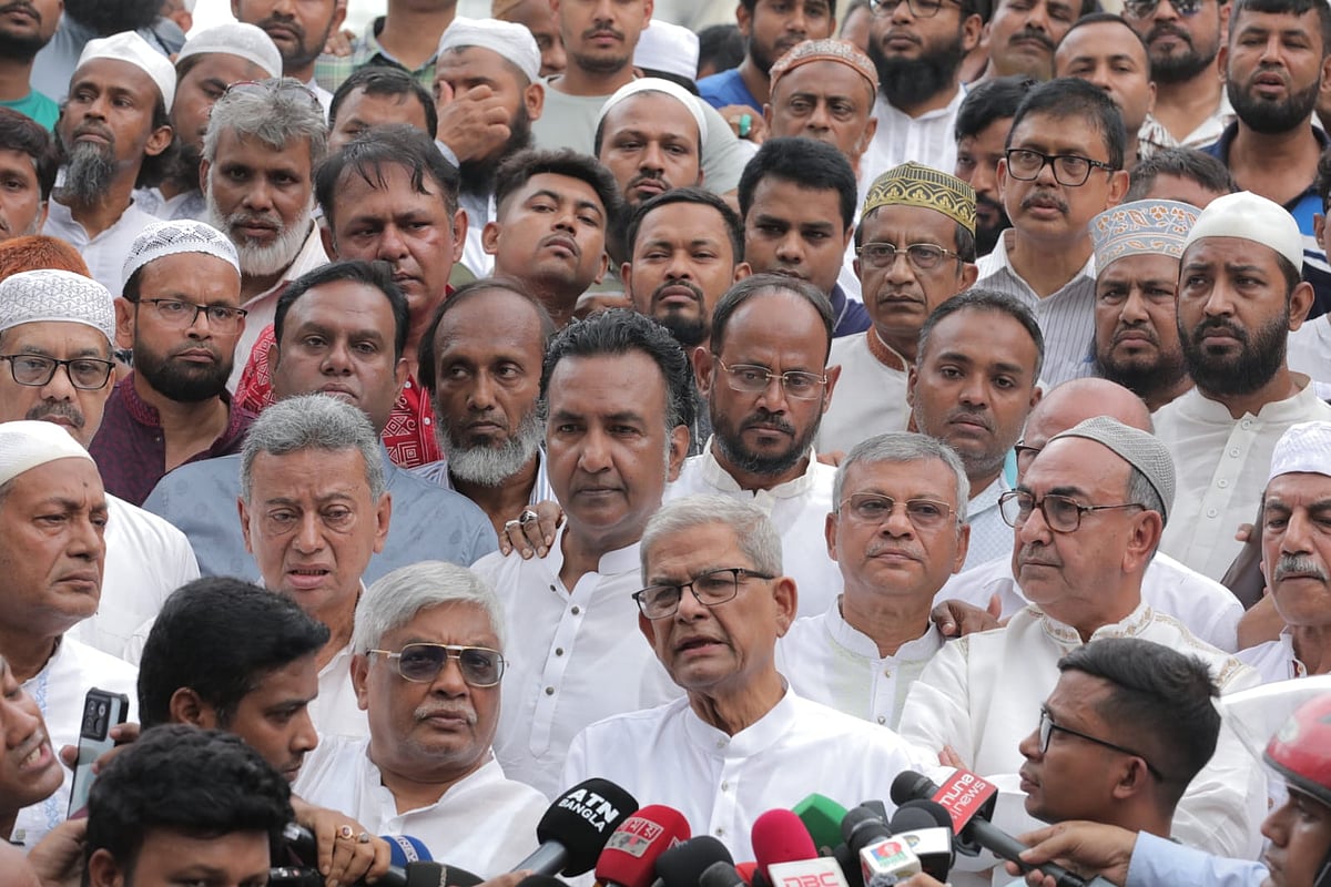 রাজধানীর বায়তুল মোকাররম মসজিদে বুধবার জোহরের নামাজের পর গতকালের সংঘর্ষে নিহতদের জন্য গায়েবানা জানাজা শেষে সাংবাদিকদের সঙ্গে কথা বলেন বিএনপির মহাসচিব মির্জা ফখরুল ইসলাম আলমগীর