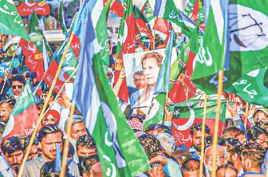 পাকিস্তানে ইমরান খানের দল তেহরিক-ই-ইনসাফ এখনো সবচেয়ে বেশি জনপ্রিয়