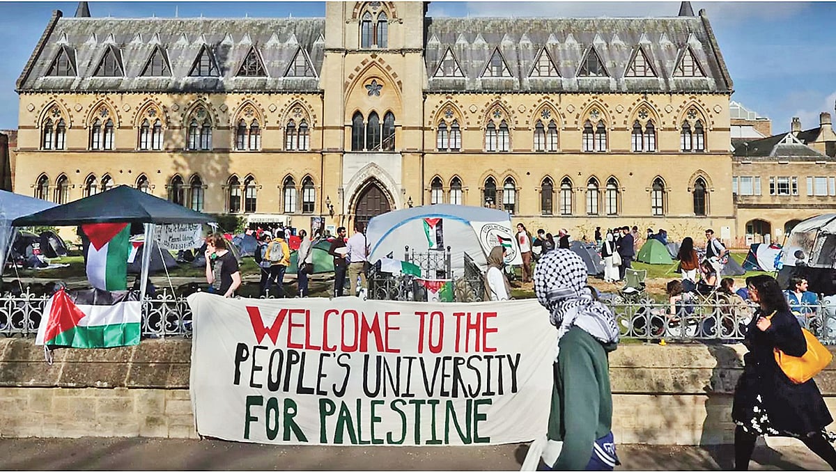 গাজায় ইসরায়েলি গণহত্যার প্রতিবাদে যুক্তরাজ্যের বিভিন্ন বিশ্ববিদ্যালয়ে প্রতিবাদ হয়েছে