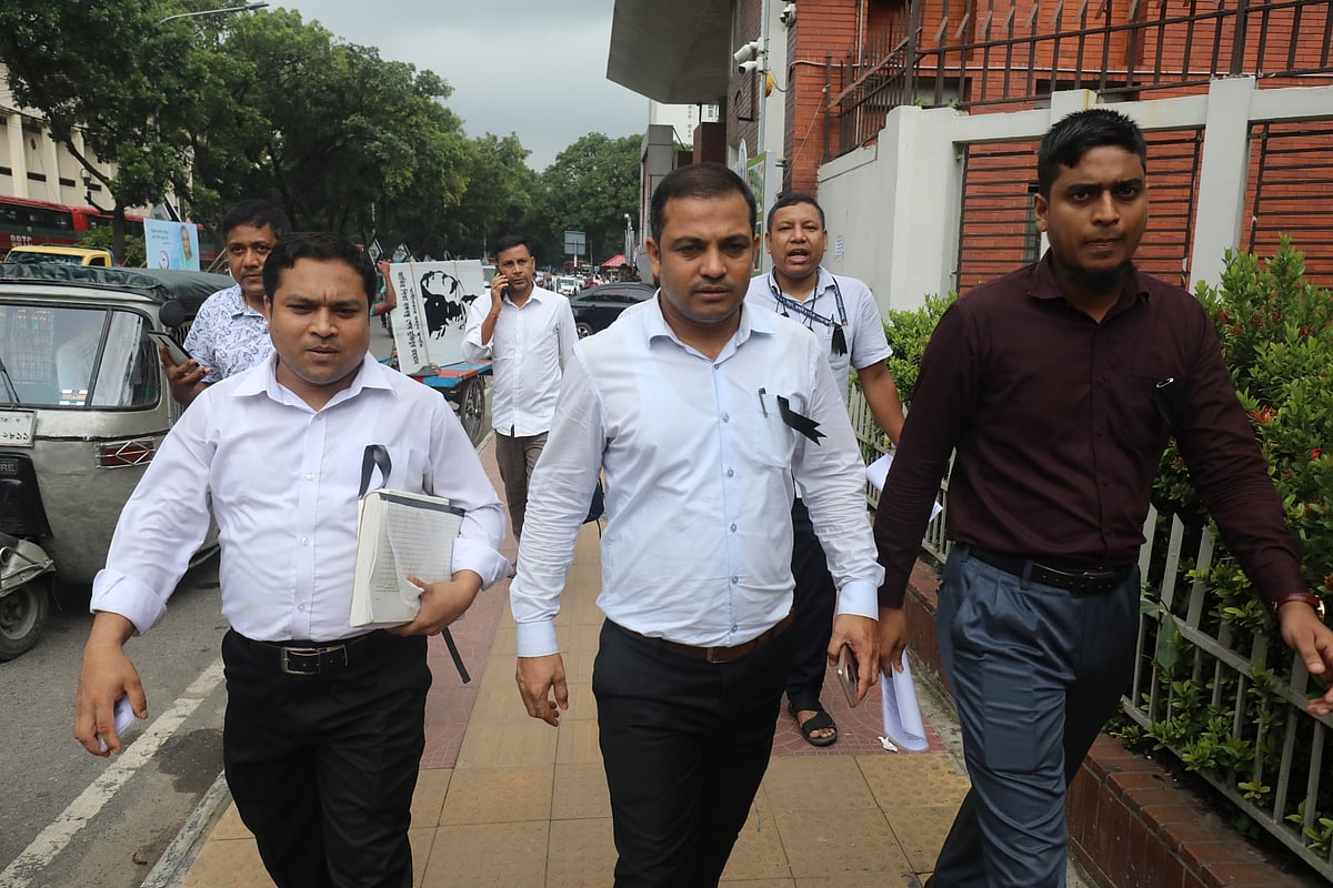 আজ সারা দেশে পালিত হচ্ছে রাষ্ট্রীয় শোক। সরকারি কর্মকর্তা-কর্মচারীরা ধারণ করছেন কালো ব্যাজ। সচিবালয় এলাকা, ৩০ জুলাই