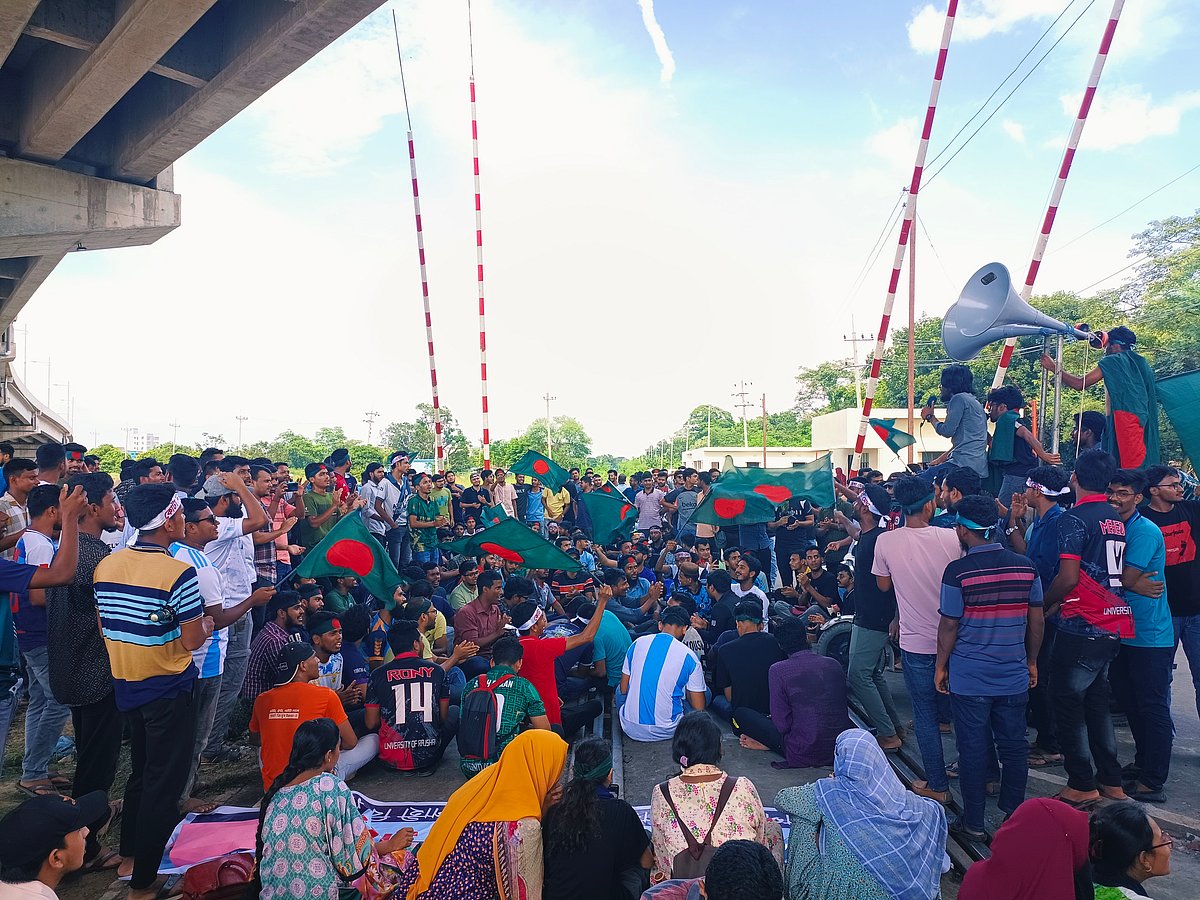 রাজশাহী বিশ্ববিদ্যালয়ের শিক্ষার্থীদের রেললাইন অবরোধ কর্মসূচি চলছে। আজ সোমবার বেলা তিনটার দিকে বিশ্ববিদ্যালয়ের কৃষি অনুষদ ভবনসংলগ্ন ফ্লাইওভার এলাকায়