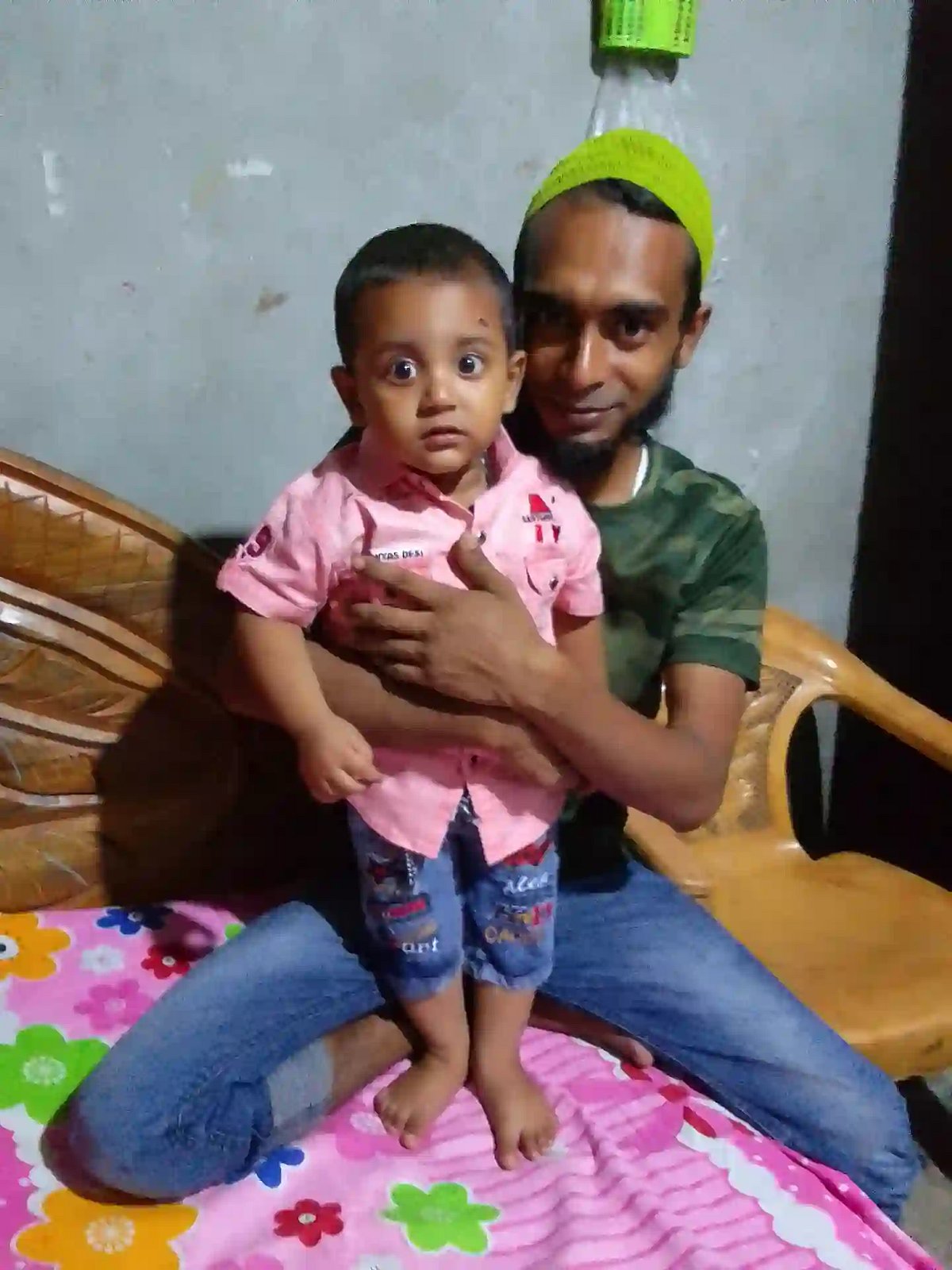 ছেলে রাফিকে কোলে নিয়ে ফয়েজের এ ছবিটি এখন শুধুই ছবি