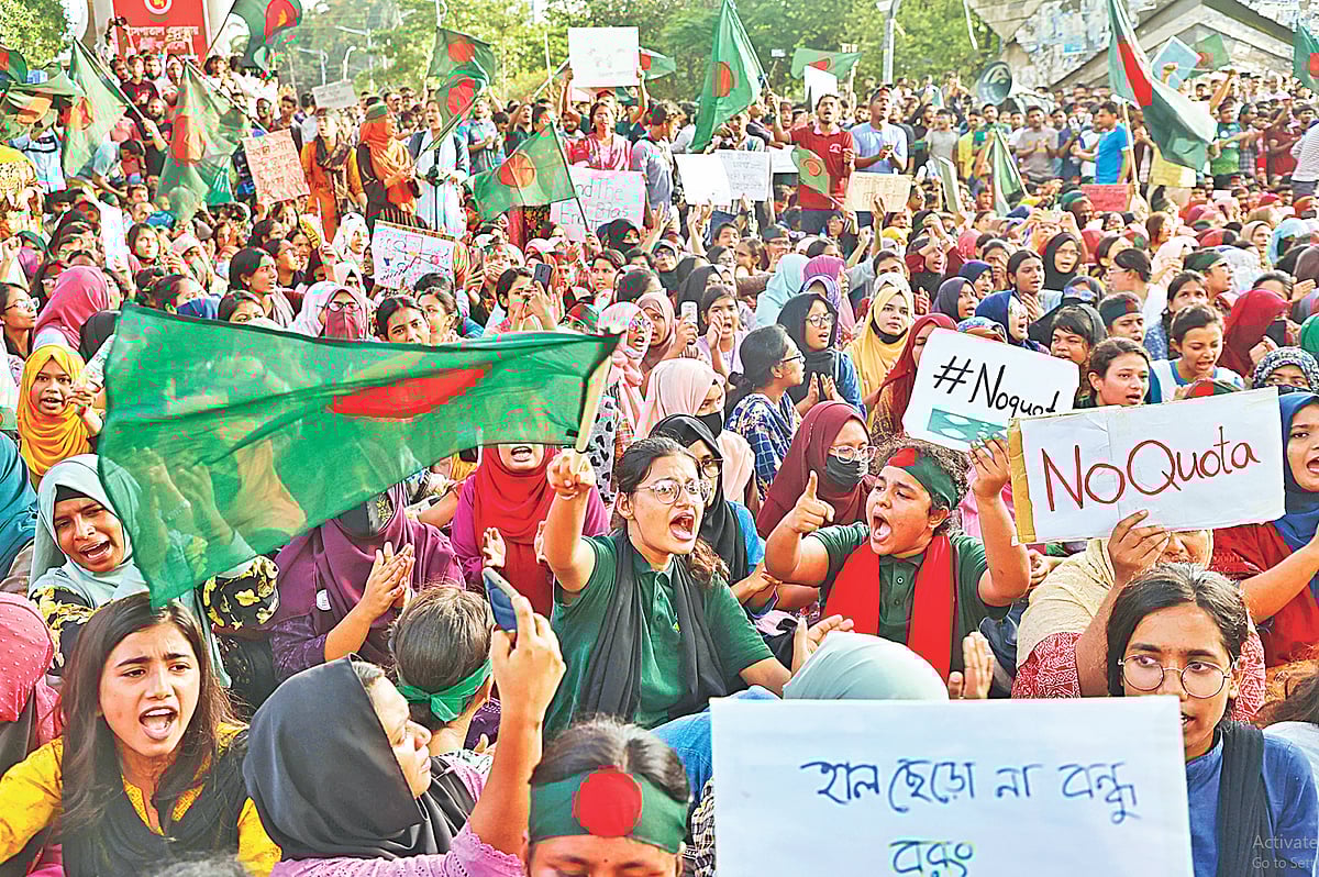 কোটা বাতিলের দাবিতে আন্দোলনকারী শিক্ষার্থীদের টানা বিক্ষোভ চলছে। গতকাল বিকেলে রাজধানীর শাহবাগ মোড়ে সড়ক অবরোধ করে অবস্থান কর্মসূচি পালন করেন তাঁরা