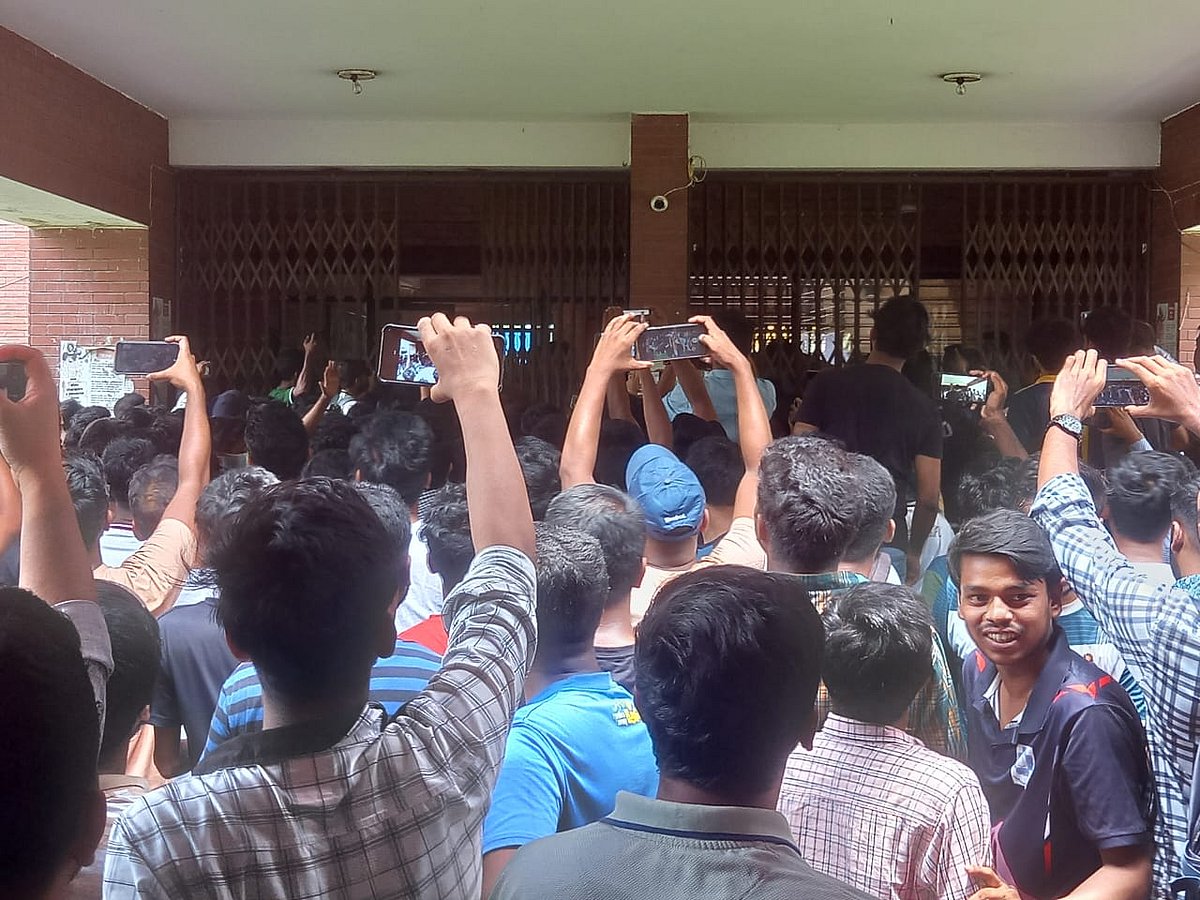 জাহাঙ্গীরনগর বিশ্ববিদ্যালয়ে সিন্ডিকেট শেষে বিশ্ববিদ্যালয় বন্ধ ঘোষণা দিয়েছে প্রশাসন। আজ বুধবার দুপুর সোয়া ১২টার দিকে