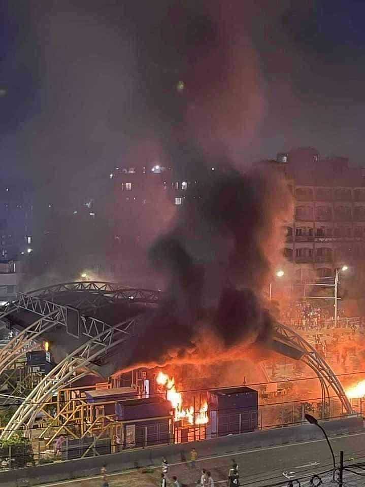 রাজধানীর শনিরআখড়া এলাকায় মেয়র হানিফ ফ্লাইওভারের টোল প্লাজায় আগুন দিয়েছেন আন্দোলনকারীরা। আজ বুধবার সন্ধ্যার পর