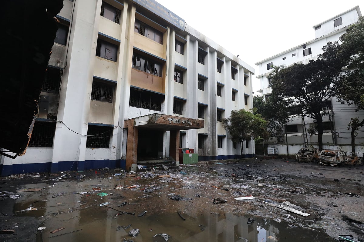 ঢাকাসহ দেশের অনেক জায়গায় থানা, ফাঁড়ি ও পুলিশের স্থাপনায় আক্রমণ করা হয়েছে।