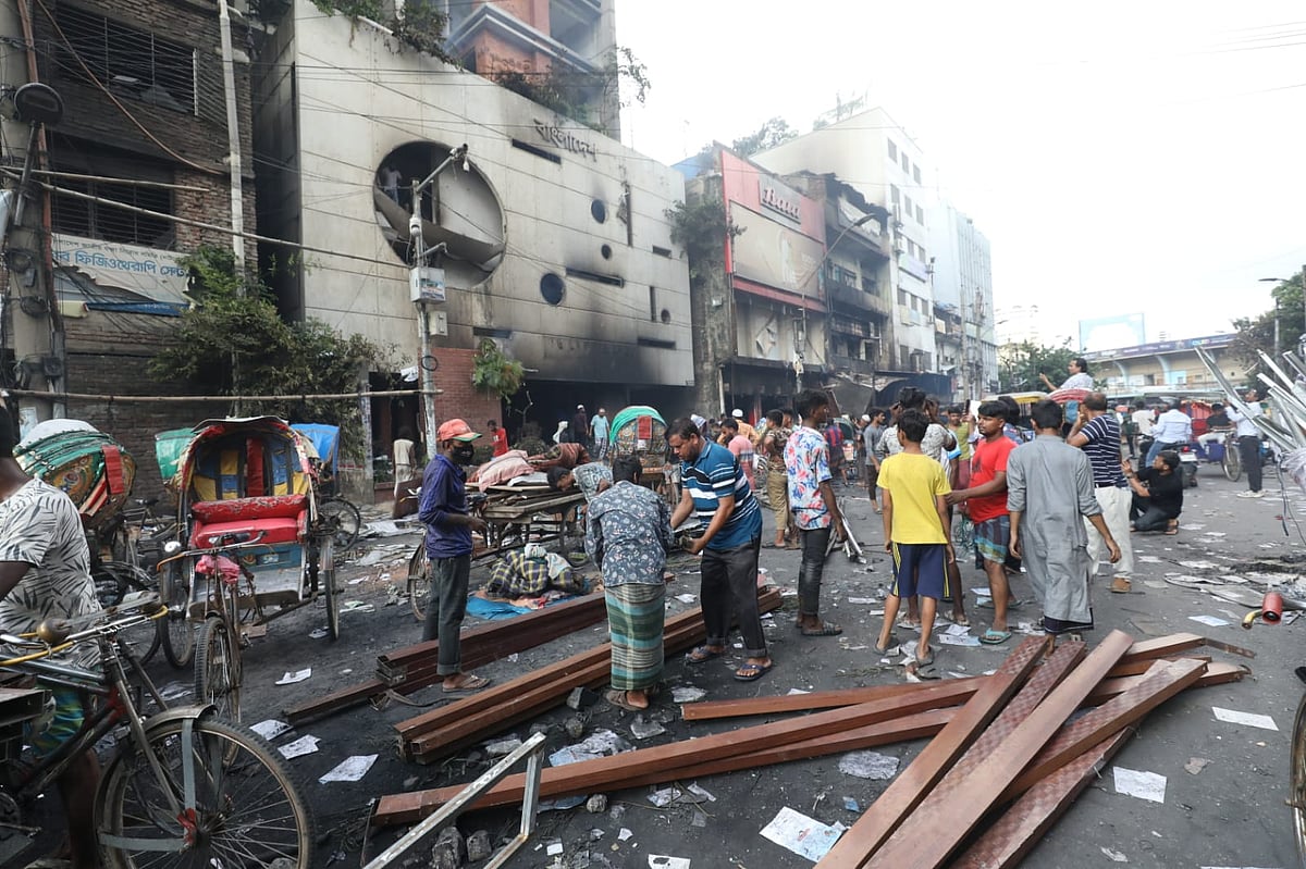 রাজধানী গুলিস্তানের বঙ্গবন্ধু অ্যাভিনিউয়ে আওয়ামী লীগের ভেঙে ফেলা কার্যালয়