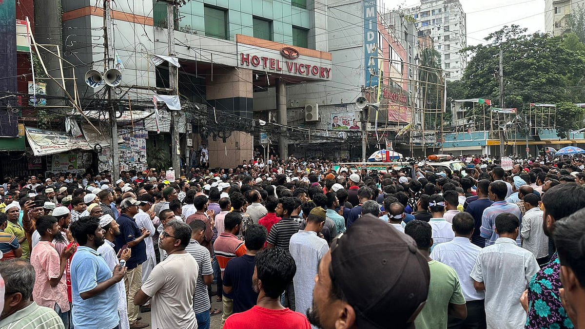 রাজধানীর নয়াপল্টনে বিএনপির কেন্দ্রীয় কার্যালয়ের সামনে দলটির নেতা-কর্মীরা। ঢাকা, ৬ আগস্ট