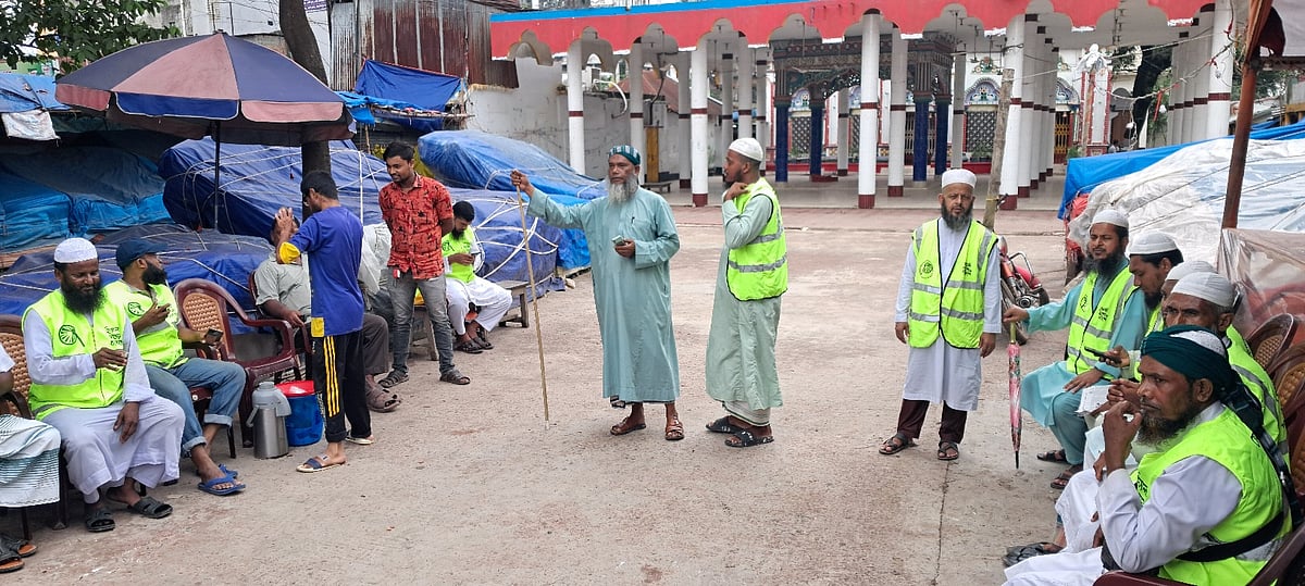 মন্দির পাহারা দিচ্ছেন ইসলামী আন্দোলনের কর্মীরা। আজ মঙ্গলবার সকালে গাজিপুরে