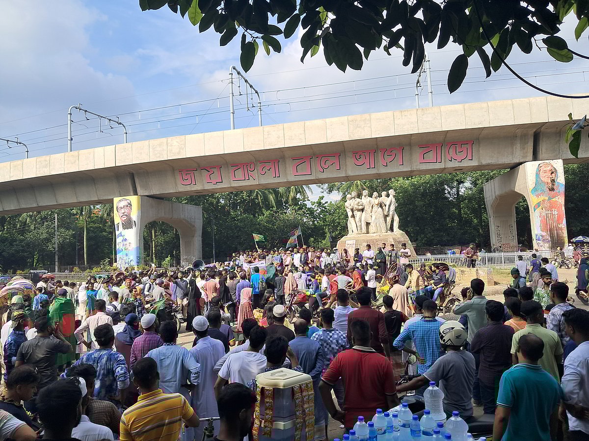 সংখ্যালঘুদের ওপর হামলা ও ভাঙচুরের প্রতিবাদে ঢাকা বিশ্ববিদ্যালয়ে মানববন্ধন হয়। ঢাকা, ৬ আগস্ট