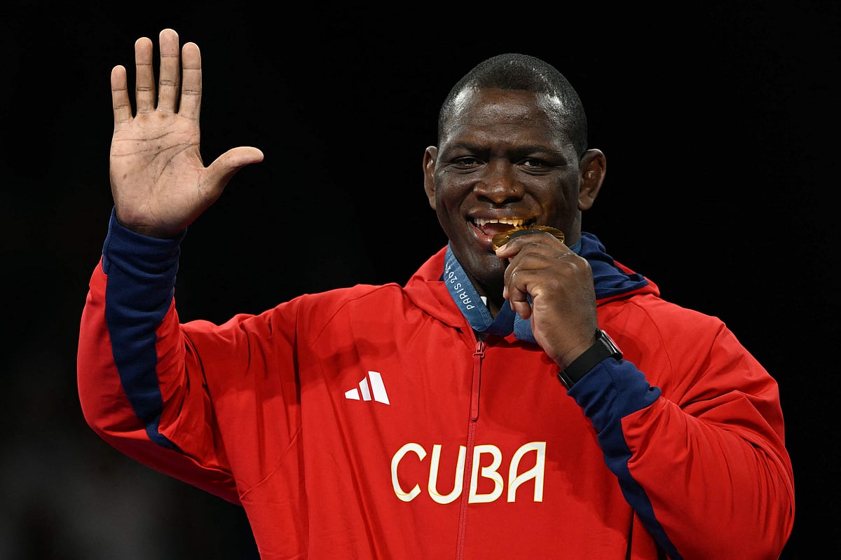 মিহাইন লোপেজ। গতকাল রাতে সোনা জয়ের পর বিজয় মঞ্চে