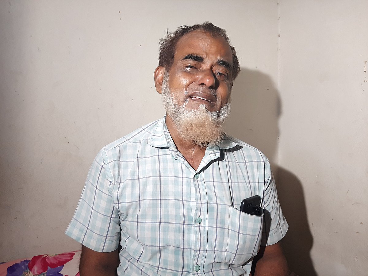 গুলিতে নিহত মাহাদী হাসানের বাবা মো. জাহাঙ্গীর হোসাইনের চোখের পানি থামছেই না