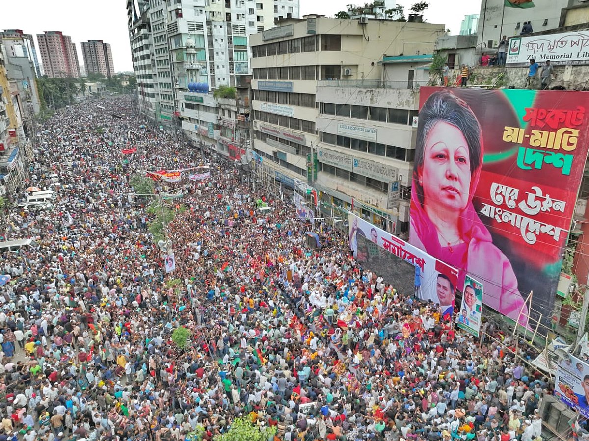 রাজধানীর নয়াপল্টনে বুধবার বিকেলে সমাবেশে বিএনপির নেতা-কর্মীরা
