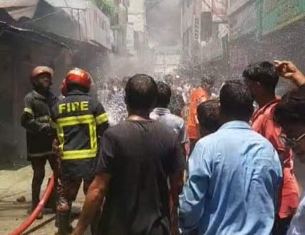 আগুন নেভাতে কাজ করছেন ফায়ার সার্ভিসের কর্মীরা। আজ বুধবার দুপুর ১২টার দিকে উল্লাপাড়া মডেল থানার পেছনে পৌর এলাকার ঝিকরা বন্দর এলাকায়
