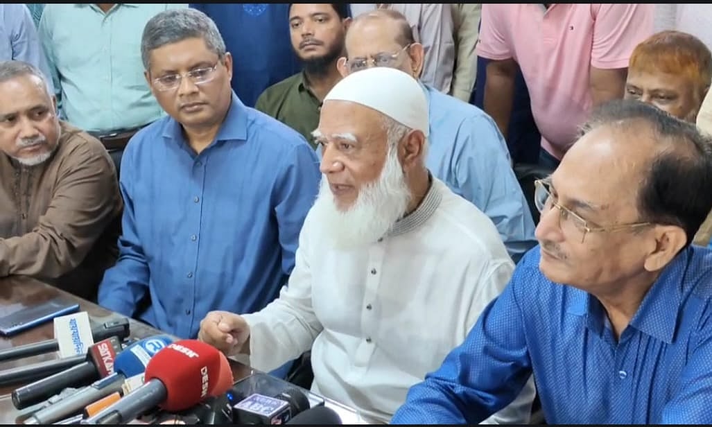 ঢাকেশ্বরী মন্দিরে সর্বজনীন পূজা উদ্যাপন কমিটির নেতাদের সঙ্গে কথা বলেন জামায়াতে ইসলামীর আমির শফিকুর রহমান। ঢাকা, ০৮ আগস্ট