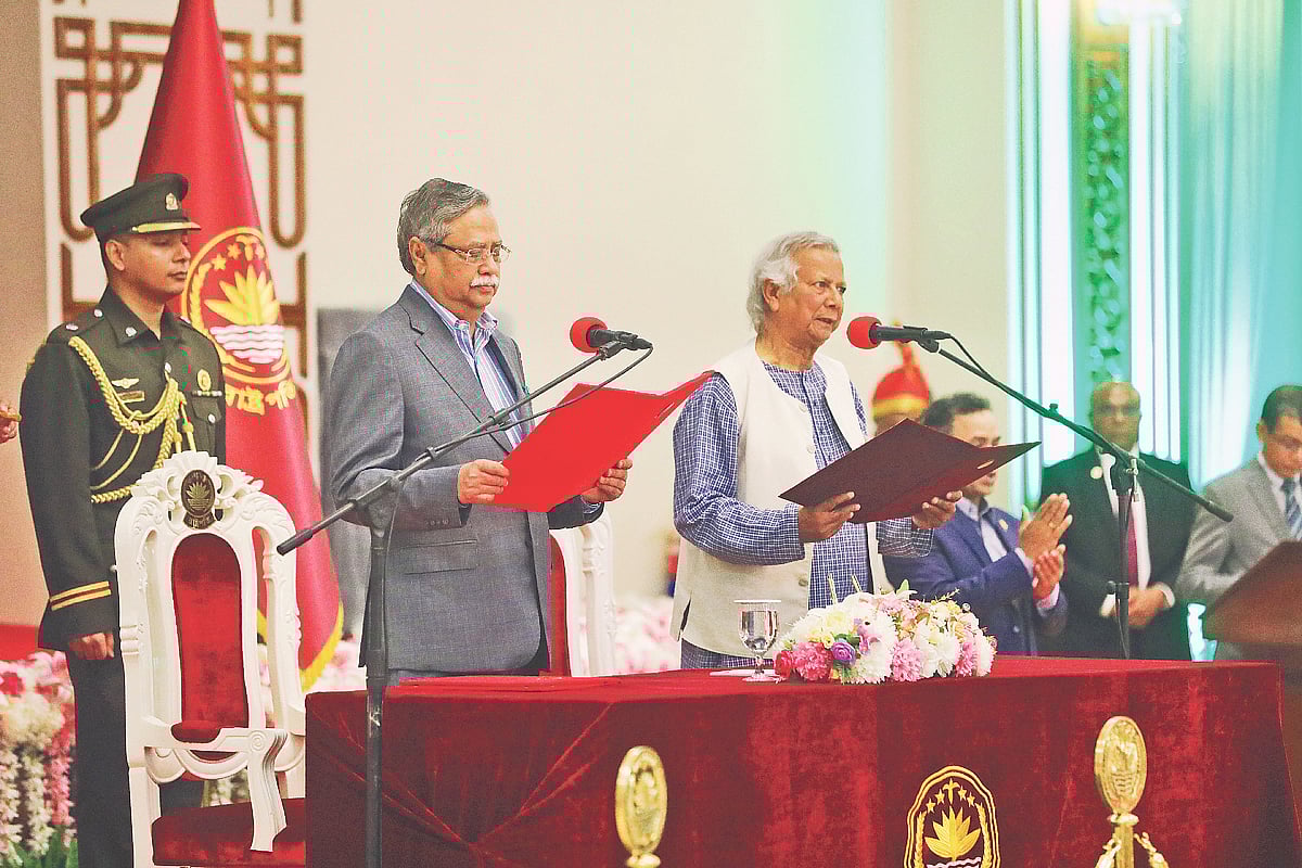 অন্তর্বর্তীকালীন সরকারের প্রধান উপদেষ্টা হিসেবে ড. মুহাম্মদ ইউনূসকে শপথ পড়ান রাষ্ট্রপতি মো. সাহাবুদ্দিন। বৃহস্পতিবার রাতে বঙ্গভবনে