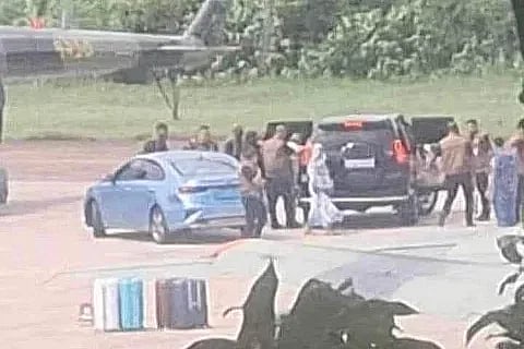 শেখ হাসিনা সরকারপ্রধানের পদ থেকে পদত্যাগ করে দেশ ছেড়ে ভারতে যান। ৫ আগস্ট, ২০২৪