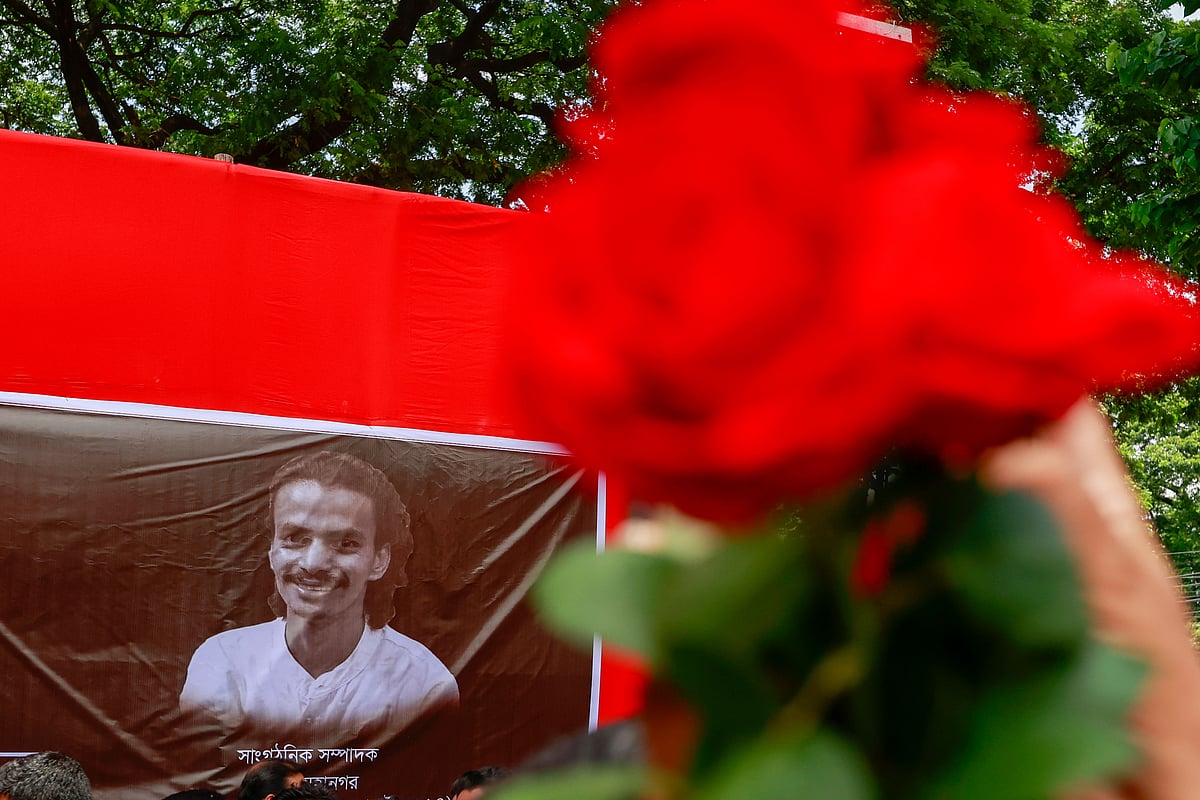 আজ বৃহস্পতিবার দুপুর ১২টায় কেন্দ্রীয় শহীদ মিনারে জুলফিকার আহমেদের প্রতি শ্রদ্ধা নিবেদন করা হয়