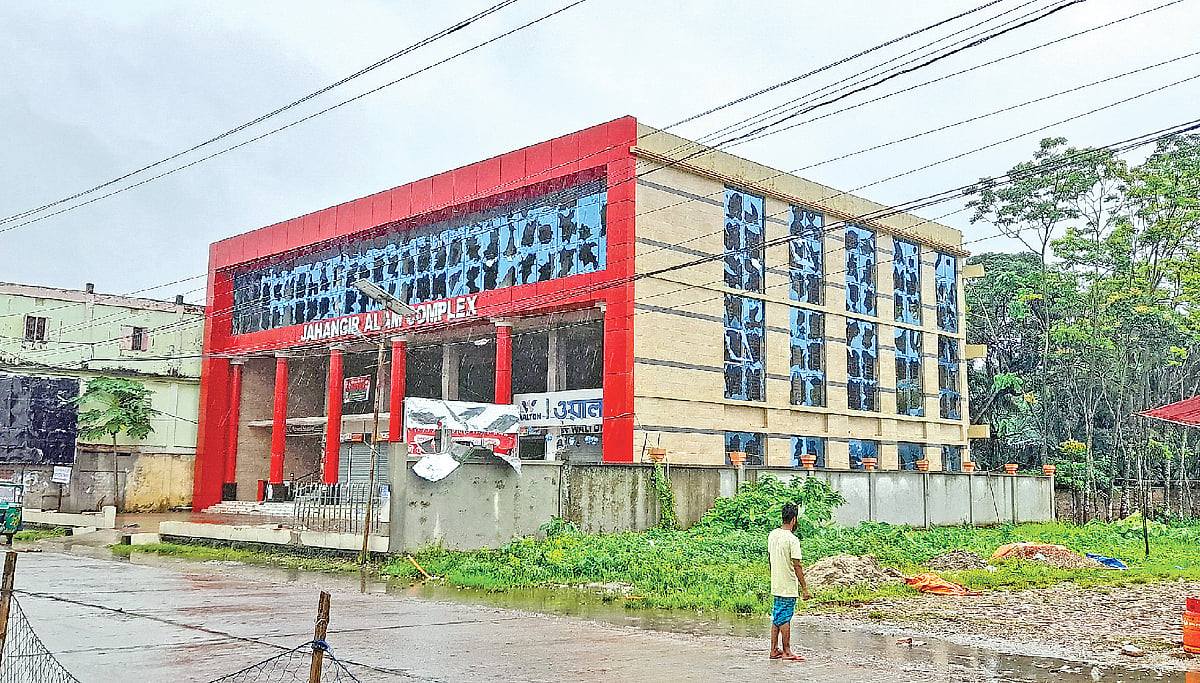 হামলা-ভাঙচুরের ক্ষত একটি বিপণিবিতানে। নোয়াখালীর সেনবাগের ছমিরমুন্সিরহাট বাজারে। গতকাল সকালে