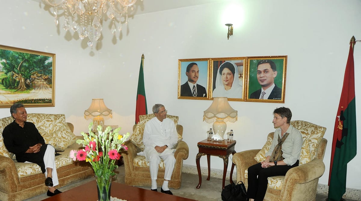 আজ শুক্রবার বেলা ১১টার দিকে গুলশানে বিএনপি চেয়ারপারসনের অফিসে ঢাকায় নিযুক্ত জাতিসংঘের আবাসিক সমন্বয়কারী গোয়েন লুইসের সঙ্গে বৈঠকে বিএনপির মহাসচিব মির্জা ফখরুল ইসলাম আলমগীর ও স্থায়ী কমিটির সদস্য আমীর খসরু মাহমুদ চৌধুরী