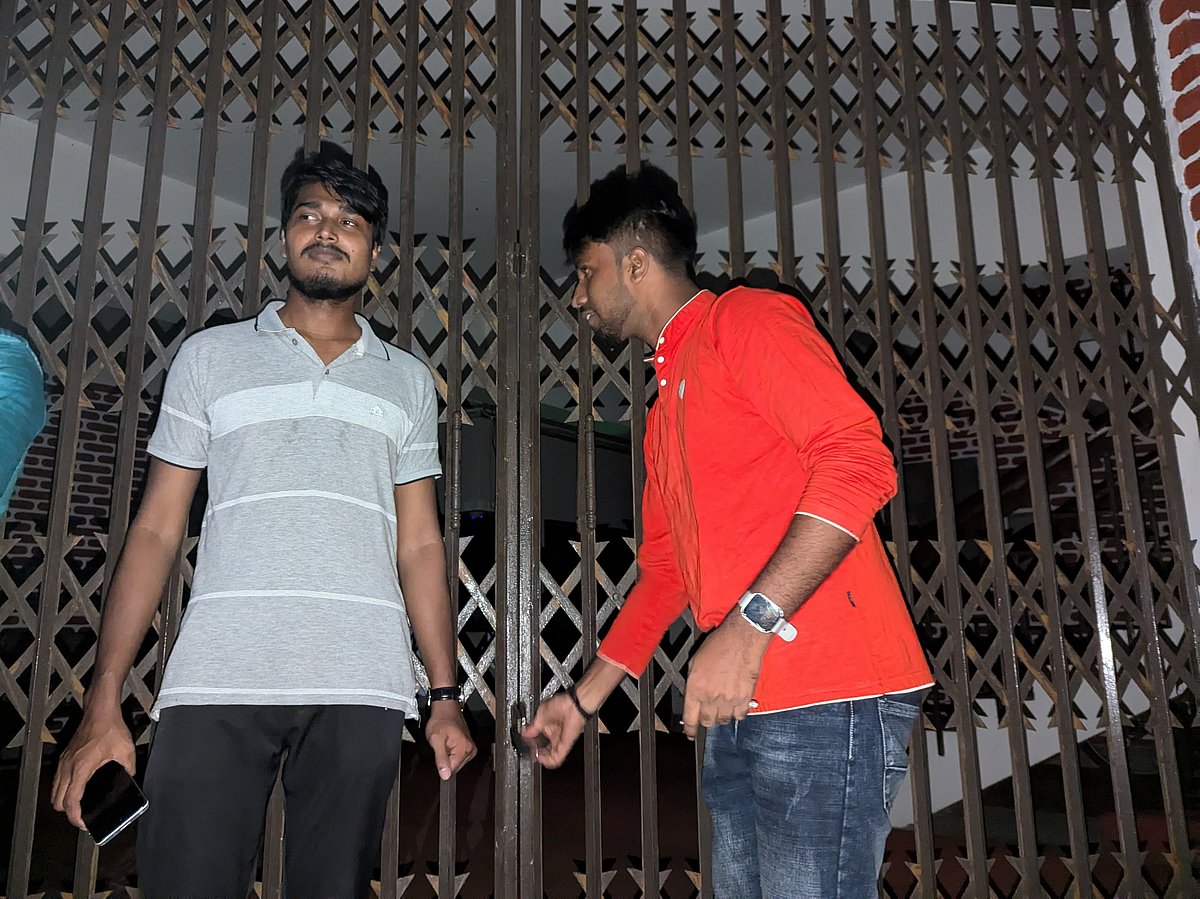 শাহজালাল বিজ্ঞান ও প্রযুক্তি বিশ্ববিদ্যালয়ের উপাচার্য, সহ–উপাচার্য ও কোষাধ্যক্ষের কার্যালয়সহ প্রশাসনিক ভবনে তালা ঝুলিয়েছেন শিক্ষার্থীরা। গতকাল রাতে