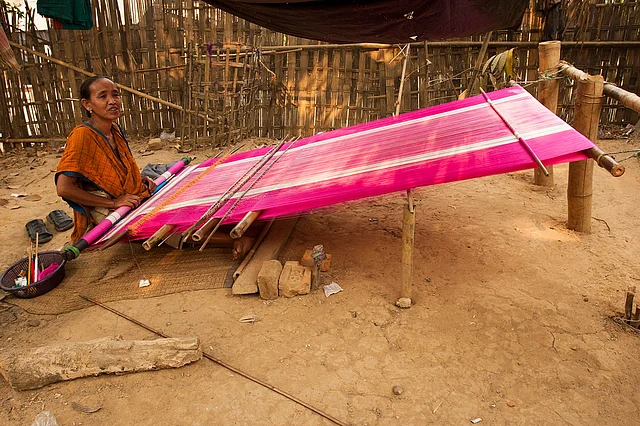 Egri kestirib, yalangoch qizlarning fotosuratlari