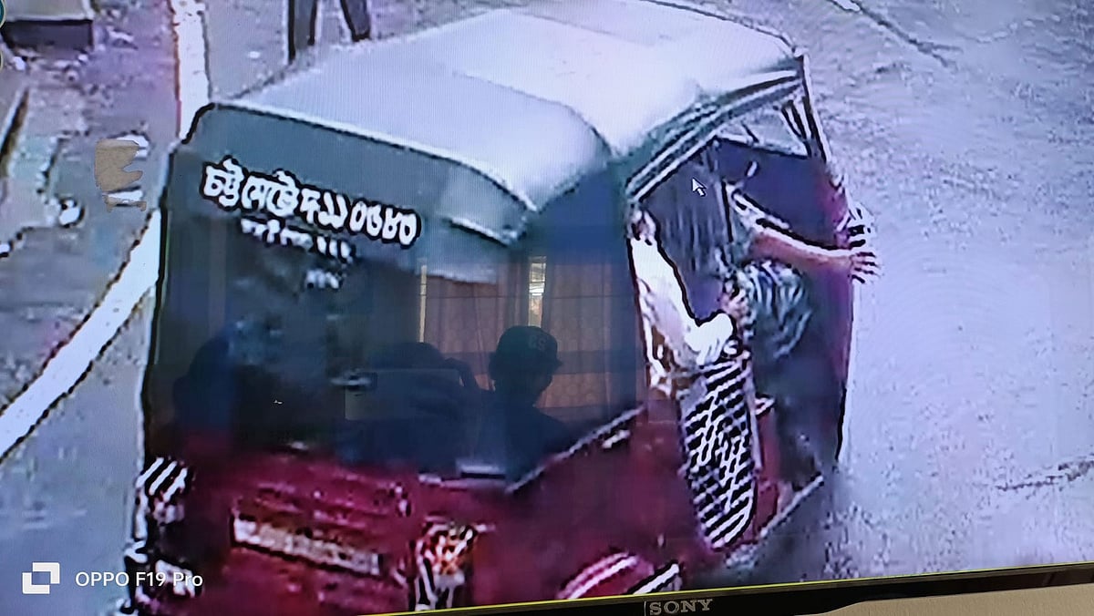 সিসিটিভি ফুটেজে দেখা যায়, এই সিএনজিচালিত অটোরিকশায় করে ওই নারীকে নিয়ে যাওয়া হয়