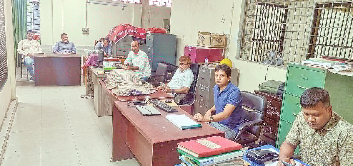 নগরের চকবাজার থানায় কাজ করছেন পুলিশ কর্মকর্তারা। গতকাল বিকেলে