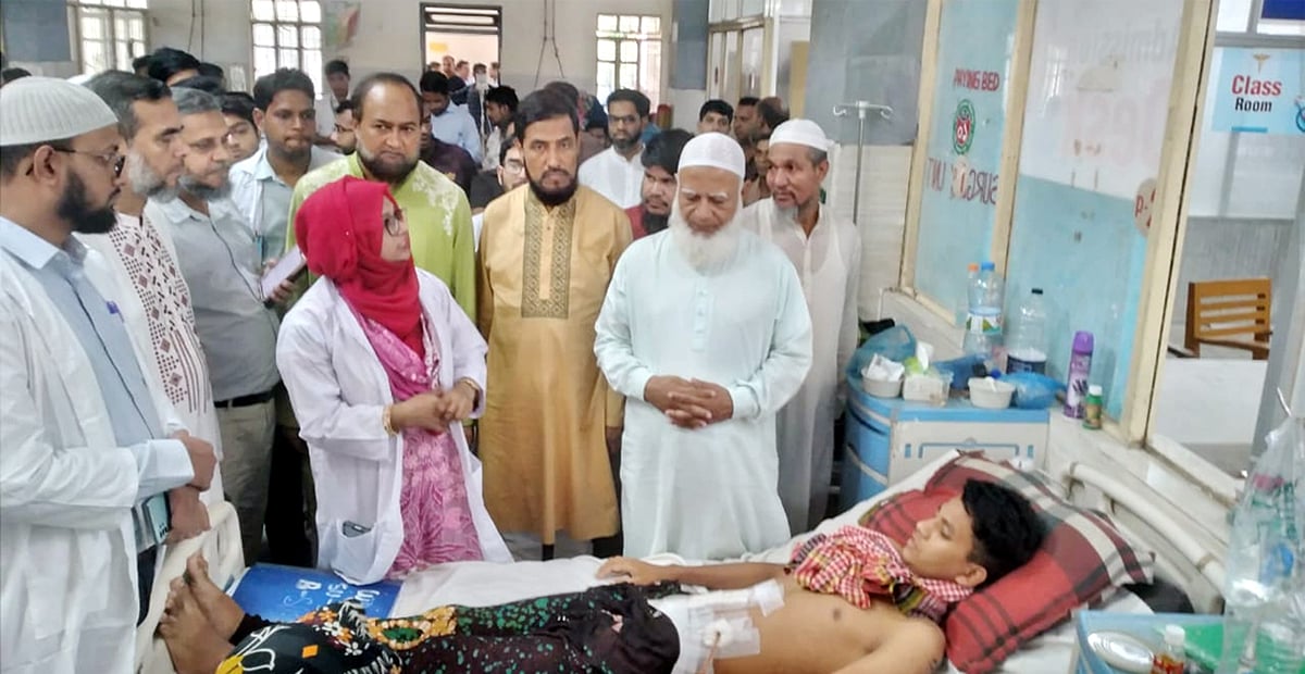 সিলেট এম এ জি ওসমানী মেডিকেল কলেজ হাসপাতালে আহত ছাত্র-জনতাকে দেখতে যান জামায়াতে ইসলামীর আমির শফিকুর রহমান। শনিবার দুপুরে