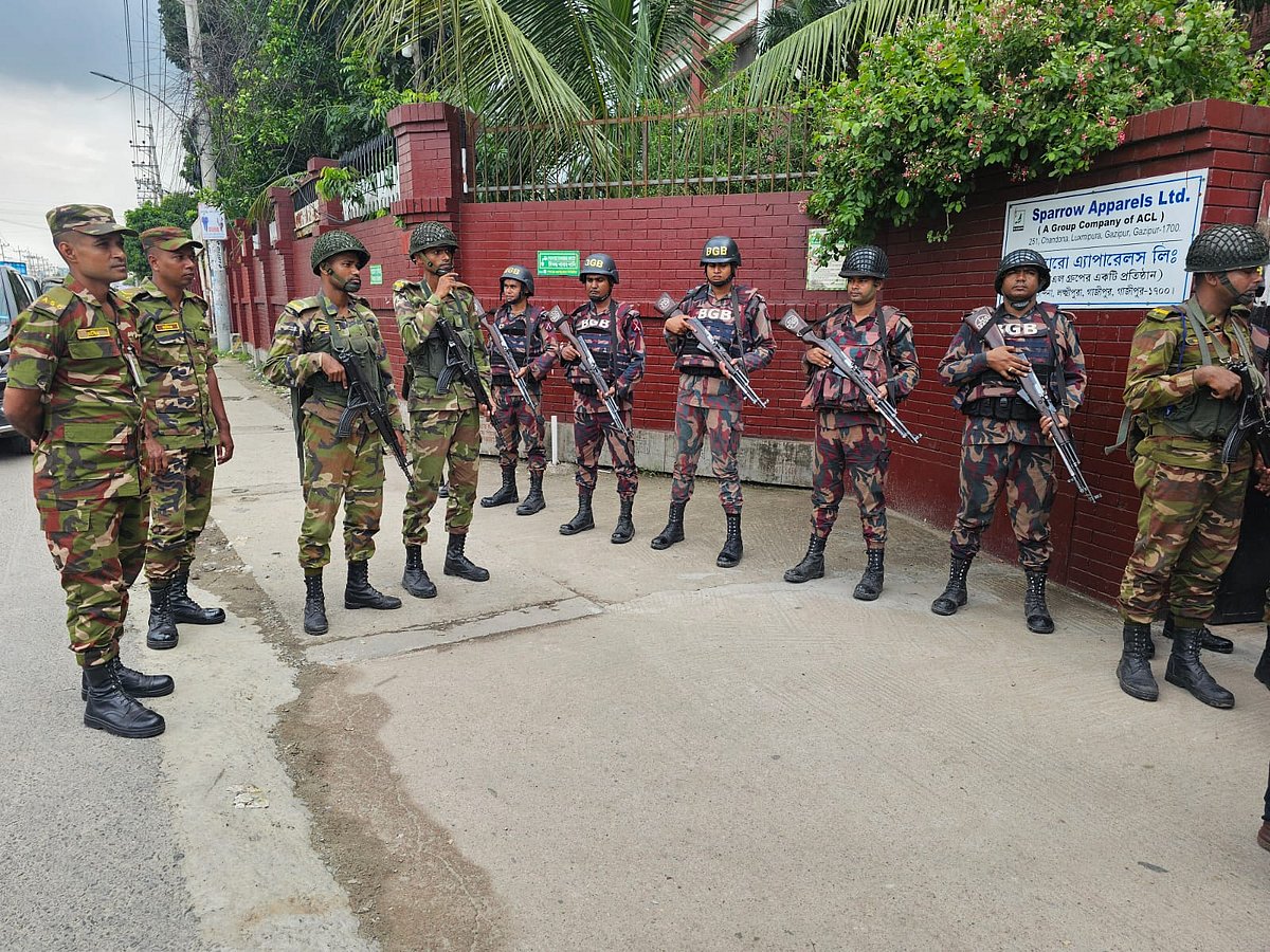 গাজীপুর মহানগরীর লক্ষ্মীপুর এলাকায় স্প্যারো অ্যাপারেল লিমিটেড কারখানা পরিদর্শনে সেনাবাহিনী ট্রাস্কফোর্স। আজ সকালে