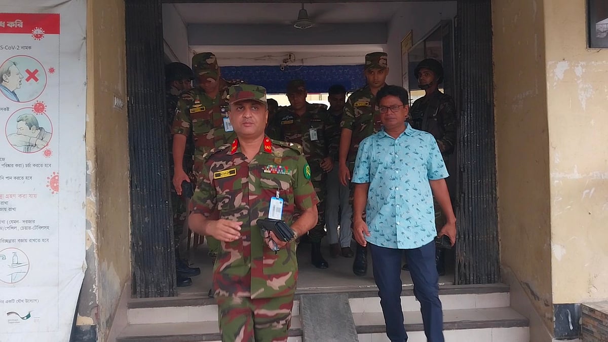 সেনাবাহিনীর কর্নেল মাহমুদ হাসান, ময়মনসিংহের জেলা প্রশাসক (ডিসি) দিদারে আলম মোহাম্মদ মাকসুদ চৌধুরী, পুলিশ সুপার মাছুম আহাম্মদ ভূঞাসহ অন্য কর্মকর্তারা কোতোয়ালি মডেল থানা পরিদর্শনে যান