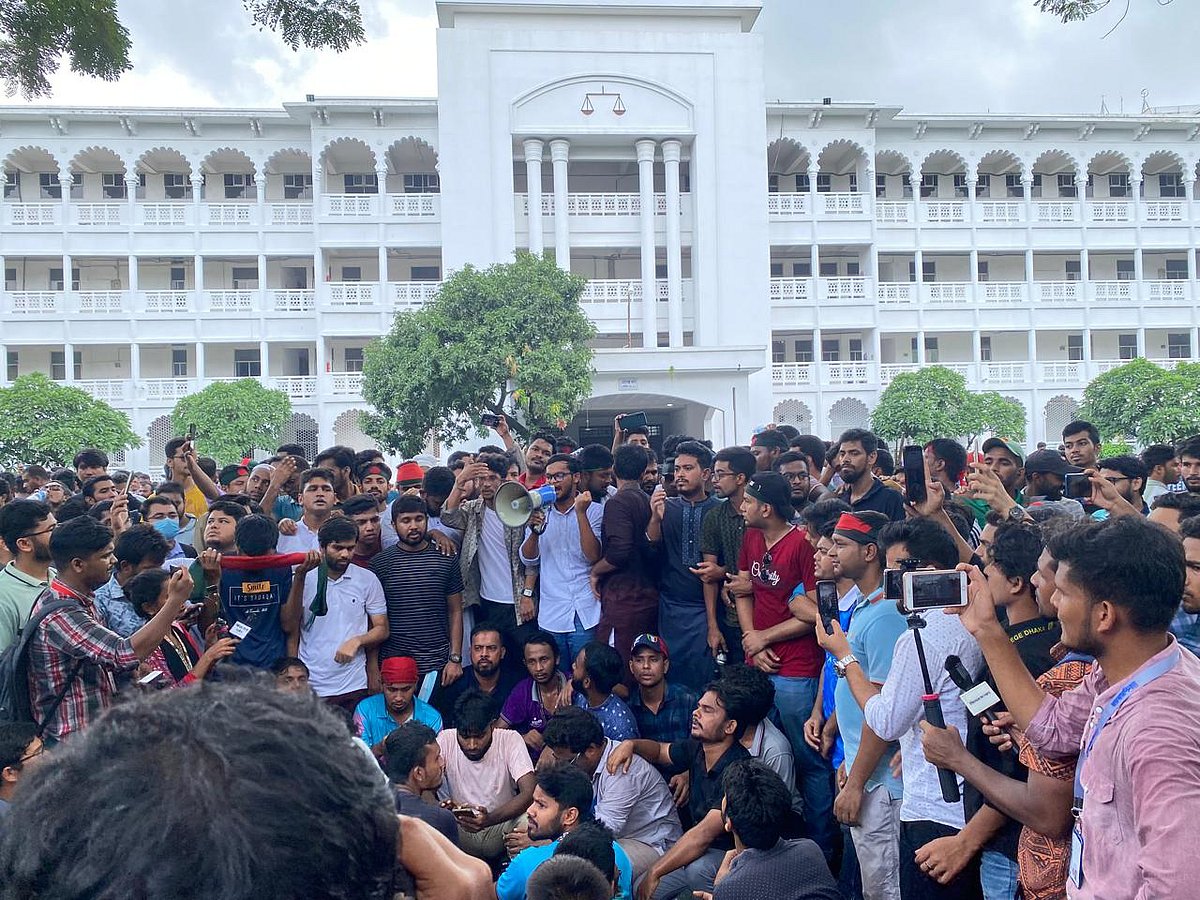 প্রধান বিচারপতির পদত্যাগের দাবিতে সুপ্রিম কোর্ট প্রাঙ্গণে শিক্ষার্থীদের বিক্ষোভ সমাবেশ। আজ ১০ আগস্ট