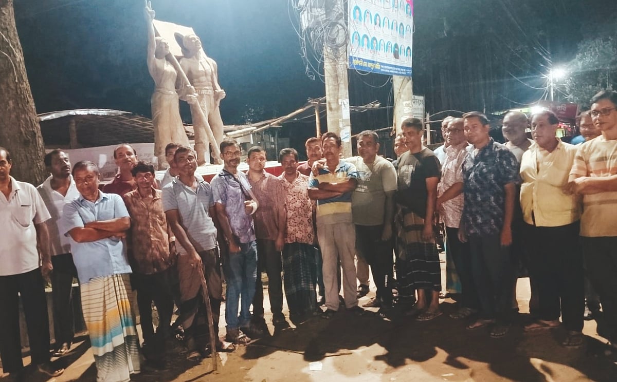 বগুড়ার শেরপুরে রাত জেগে বিভিন্ন বয়সীরা হিন্দু মহল্লাগুলোয় পাহারা দিচ্ছেন। গতকাল শুক্রবার দিবাগত রাত ১২টার দিকে শহরের শিশুপার্ক এলাকায়