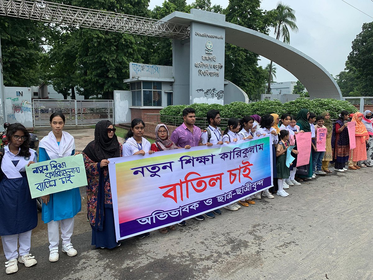 রাজশাহীতে নতুন শিক্ষা কারিকুলাম বাতিলের দাবিতে মানববন্ধন হয়েছে। আজ শনিবারে বেলা ১১টার দিকে