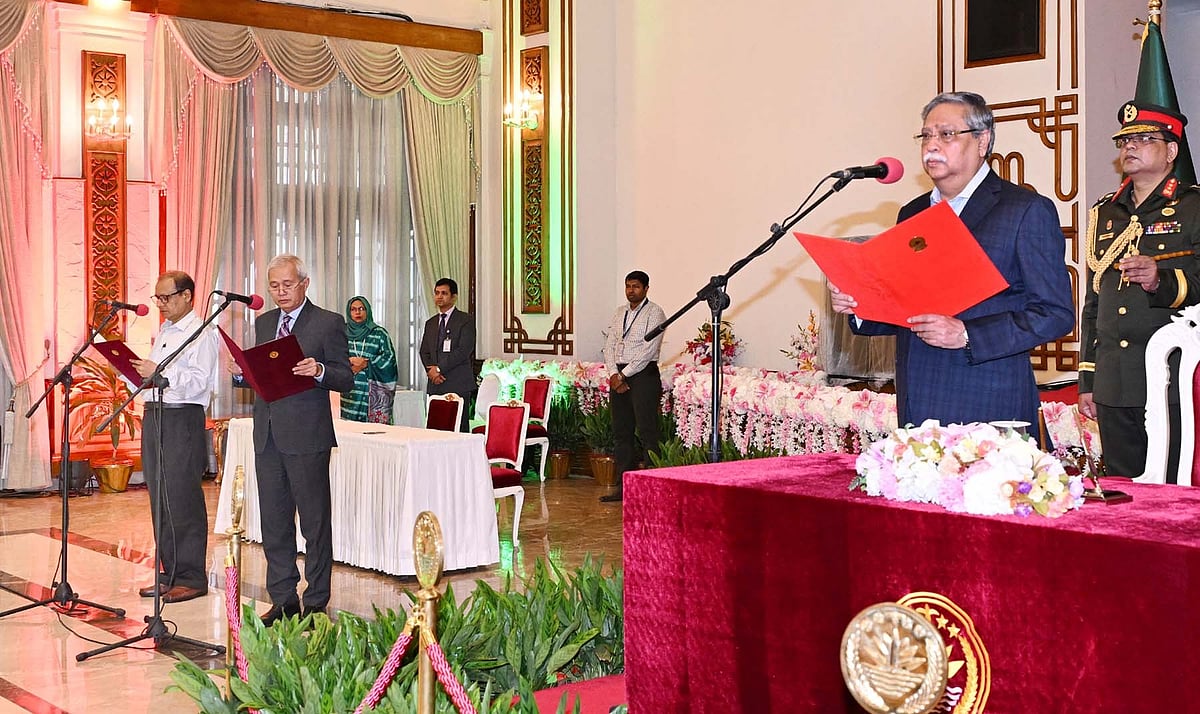 অন্তর্বর্তী সরকারের দুই উপদেষ্টা বিধান রঞ্জন রায় ও সুপ্রদীপ চাকমাকে শপথ পড়ান রাষ্ট্রপতি মো. সাহাবুদ্দিন। বঙ্গভবন, ঢাকা, আগস্ট