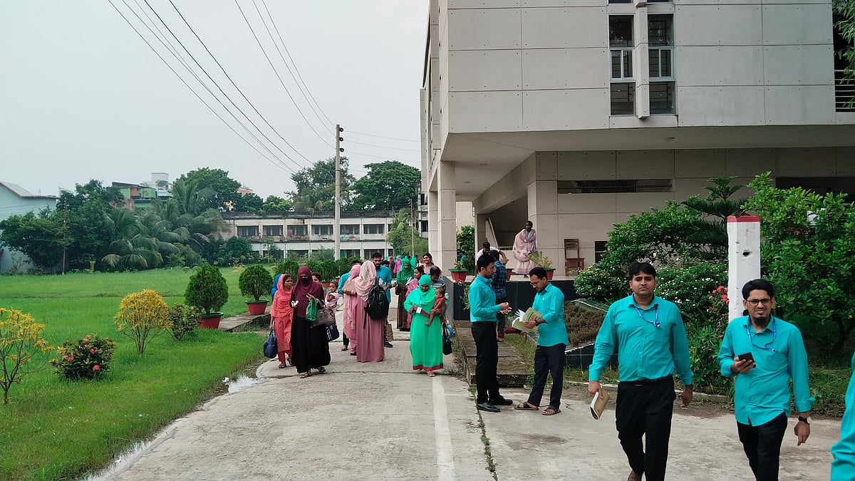 ক্লাস বর্জন করে ক্যাম্পাসে অবস্থান করছেন প্রশিক্ষণার্থীরা। আজ রোববার বিকেলে যশোর পিটিআইয়ে