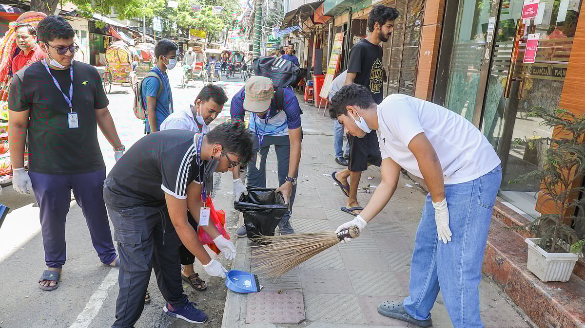 শহরের পরিচ্ছন্নতার দায়িত্বও নিজের কাঁধে নিয়েছেন শিক্ষার্থীরা