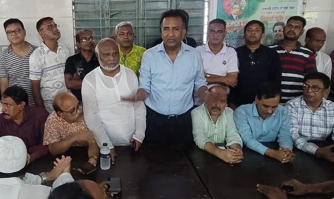 নওগাঁয় দলীয় সভায় বক্তব্য দেন বিএনপির যুগ্ম মহাসচিব হাবিব উন নবী খান। আজ রোববার বিকেলে নওগাঁ জেলা বিএনপির কার্যালয়ে