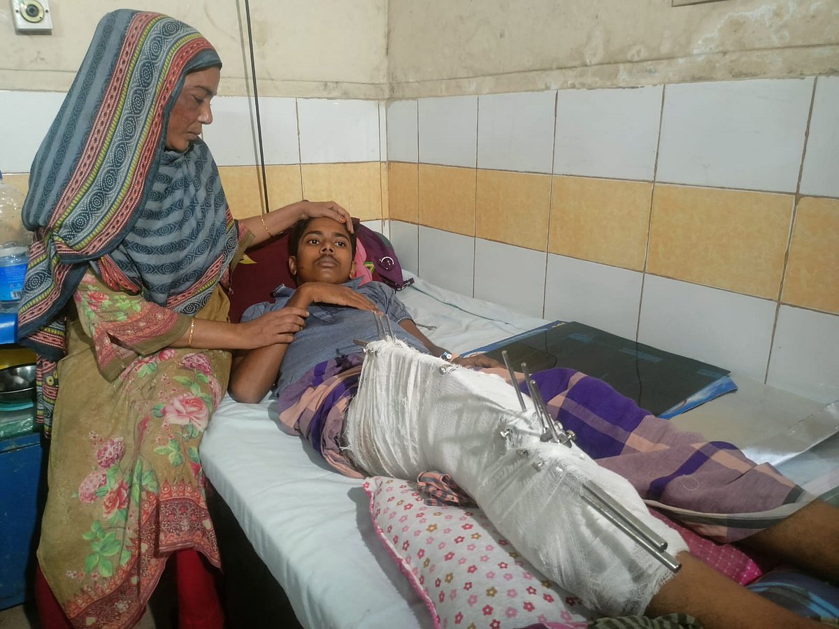 কুমিল্লা মেডিকেল কলেজ হাসপাতালে চিকিৎসাধীন গুলিবিদ্ধ কামরুল ইসলাম। আজ রোববার দুপুরে