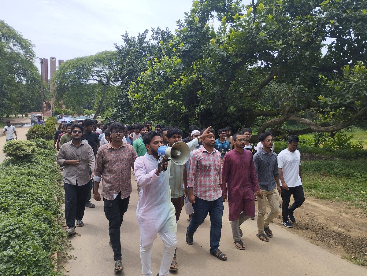 সন্ত্রাসীদের হামলার ঘটনায় মদদদাতা শিক্ষকদের পদত্যাগের দাবিতে বিক্ষোভ মিছিল করেছেন জাহাঙ্গীরনগর বিশ্ববিদ্যালয়ের শিক্ষার্থীরা