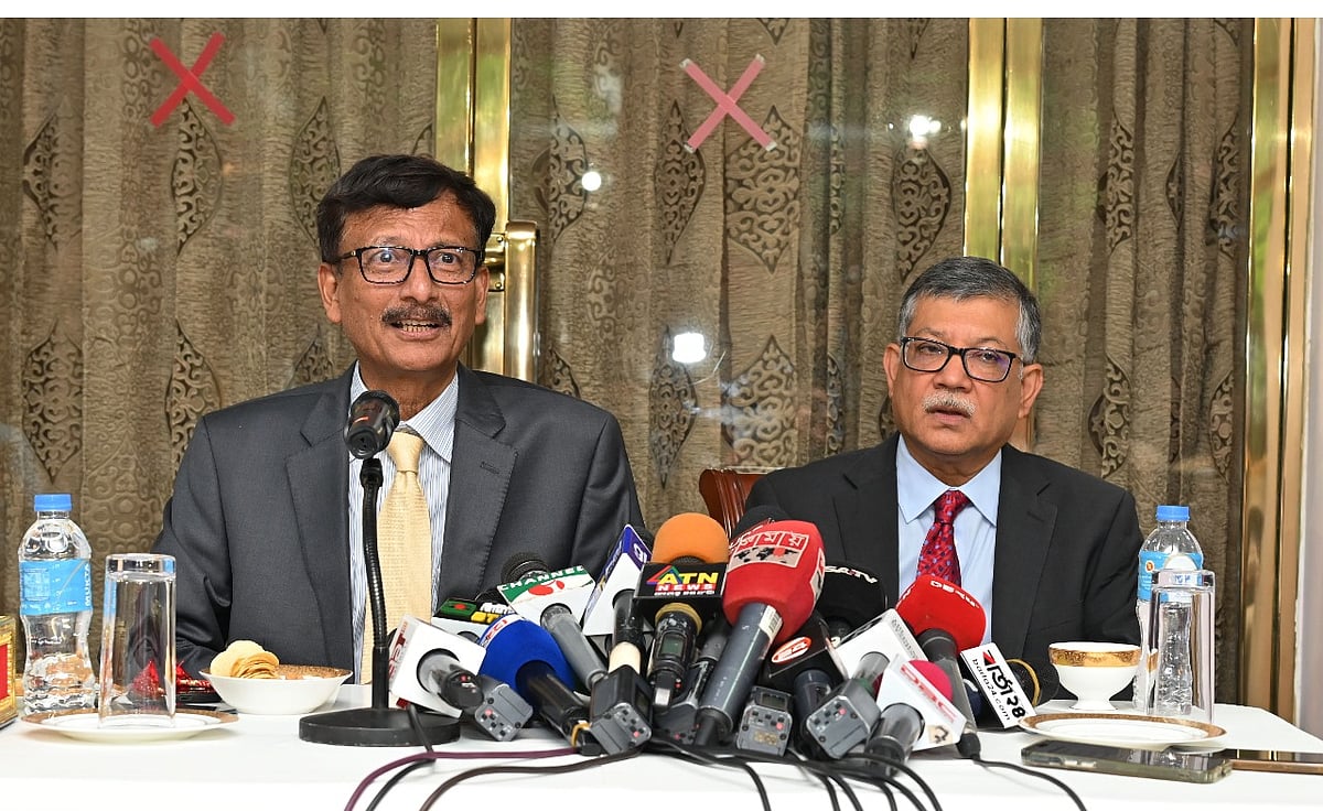 রাষ্ট্রীয় অতিথি ভবন পদ্মায় আজ সোমবার বিদেশি কূটনীতিকদের ব্রিফিংয়ের পর সাংবাদিকদের সঙ্গে কথা বলেন পররাষ্ট্র উপদেষ্টা মো. তৌহিদ হোসেন