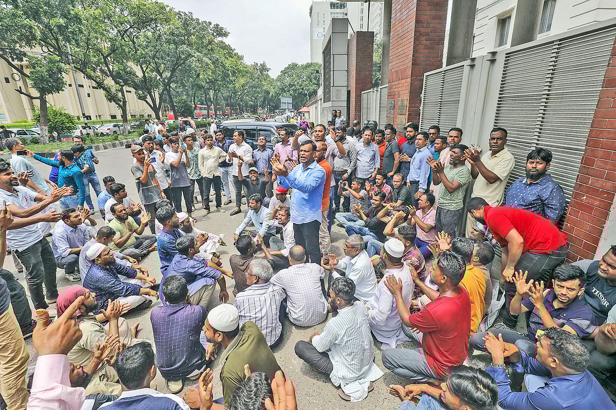 দুর্নীতিবাজ কর্মকর্তাদের শাস্তির দাবিতে গতকাল সচিবালয়ে বিক্ষোভ
