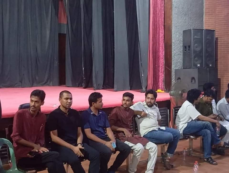 বিভিন্ন ছাত্রসংগঠনের নেতাদের সঙ্গে অন্তর্বর্তী সরকারের দুই তরুণ উপদেষ্টা নাহিদ ইসলাম ও আসিফ মাহমুদ সজীব ভূঁইয়া বৈঠক করেছেন। গতকাল সোমবার রাতে ঢাকা বিশ্ববিদ্যালয়ের টিএসসি মিলনায়তনে