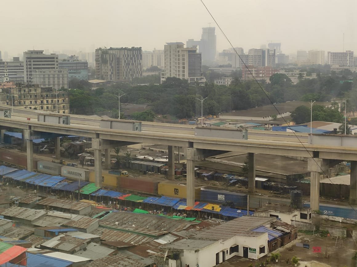 আজ মঙ্গলবার রাজধানীর কাওরান বাজারসংলগ্ন রেললাইনে ট্রেন চলতে দেখা যায়