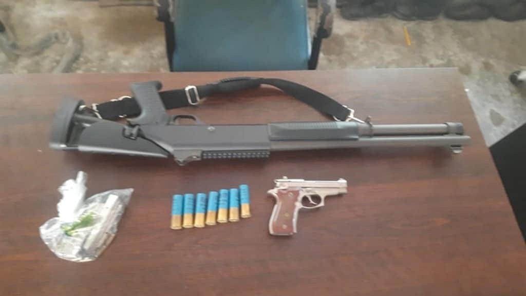 মাদারীপুরে পরিত্যক্ত অবস্থায় সড়ক থেকে গুলিসহ পিস্তল ও শটগান উদ্ধার করা হয়েছে